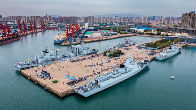 海軍(jun1)舉行艦艇開(kāi)放活動,開封(fēng)艦首次向公(gōng)衆敞開大門(men)