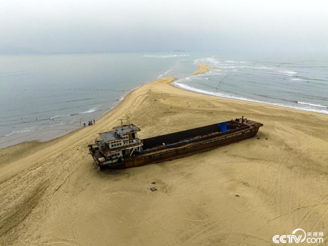 廣東茂(mao)名：海灘現交叉(chā)潮景觀