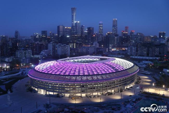 北(běi)京：“新工體”進(jìn)行燈光測試(shì)