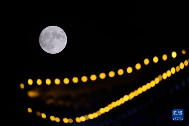 “超級月亮”現身(shēn)天宇