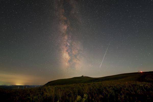 看!英仙(xiān)座流星雨絕(jue)美瞬間