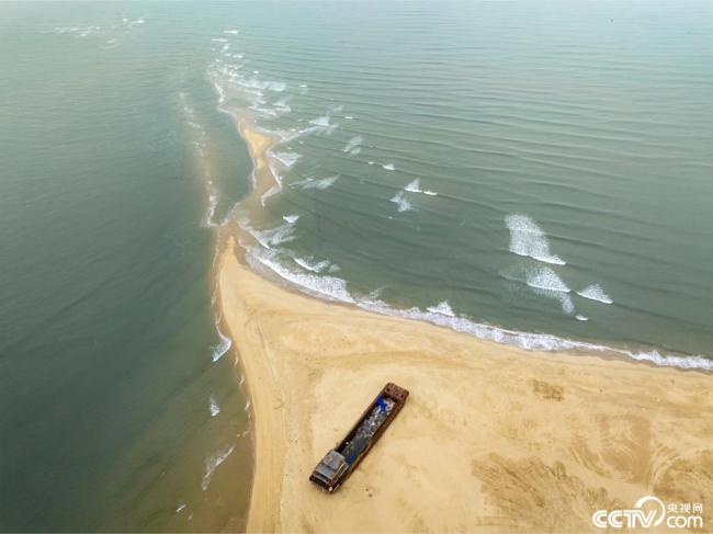 廣東茂名：海(hǎi)灘現交叉潮景(jing)觀