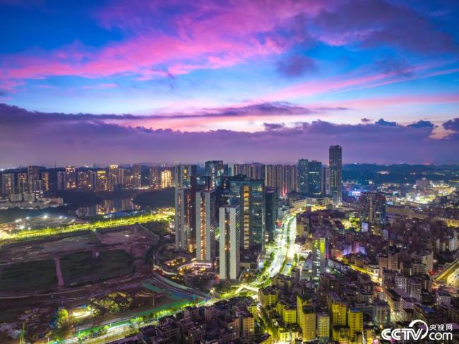 深圳：日出時(shi)分 朝霞暈染天際(jì)