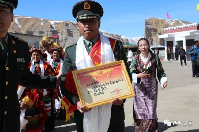 冰消雪(xue)融時,一(yī)等功喜(xǐ)報送到(dao)戍邊軍(jun)人加央(yang)歐珠家(jia)中