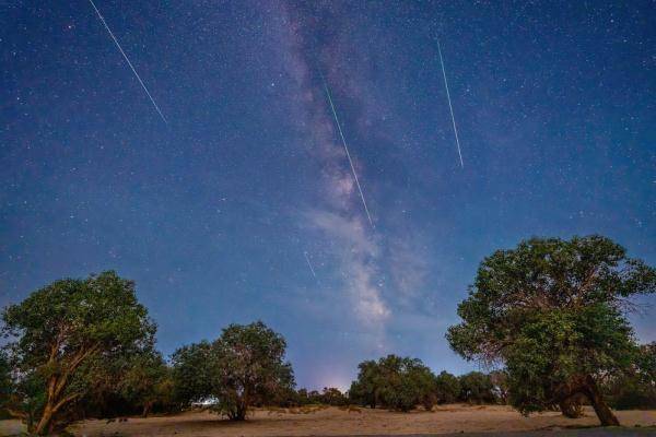 看!英仙(xiān)座流星雨絕(jué)美瞬間