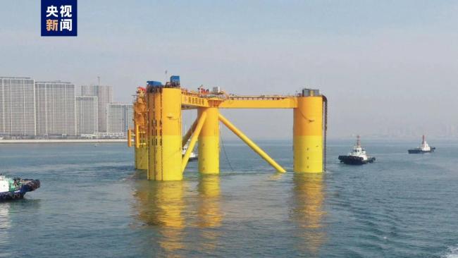 我國(guo)深遠海浮式(shi)風電平台啟(qi)運