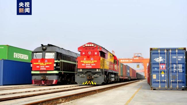 南昌(chang)國際陸港三列(lie)外貿班列同時(shí)開行