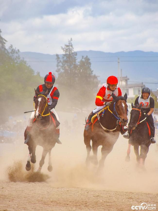 雲南大(da)理：三月街民族(zú)節賽馬大會開(kāi)幕