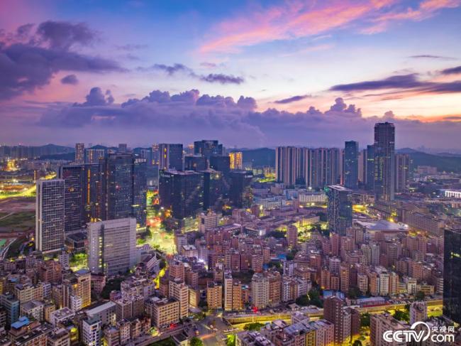 深圳：日出時分(fen) 朝霞暈染天際