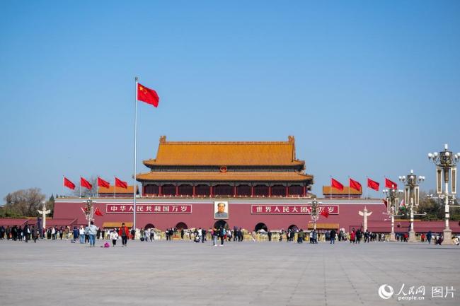 兩會(hui)召開在即 北(bei)京天安門廣(guǎng)場紅旗招展(zhǎn)