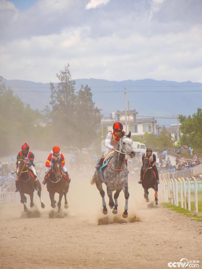 雲(yún)南大理：三月街(jiē)民族節賽馬大(dà)會開幕