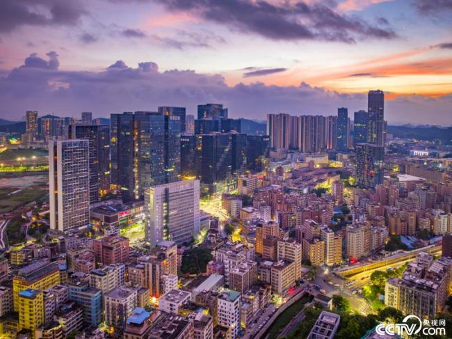 深圳(zhen)：日出時分 朝霞暈(yun)染天際