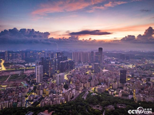 深圳：日(rì)出時分 朝霞暈染(ran)天際