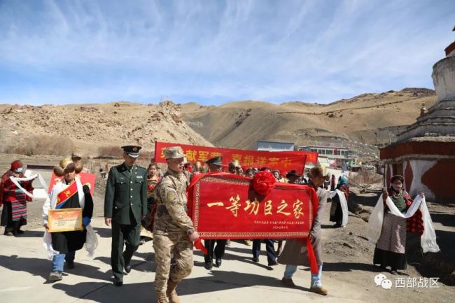 冰消雪(xuě)融時,一(yī)等功喜(xi)報送到(dao)戍邊軍(jun1)人加央(yāng)歐珠家(jia)中